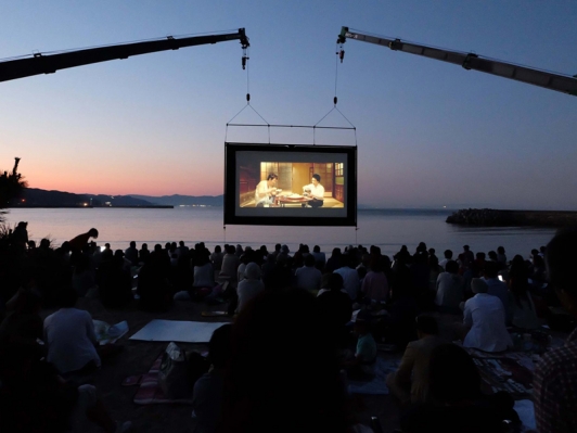 「うみぞら映画祭2019」〜波音をBGMに海辺で愉しむ“海の映画館”